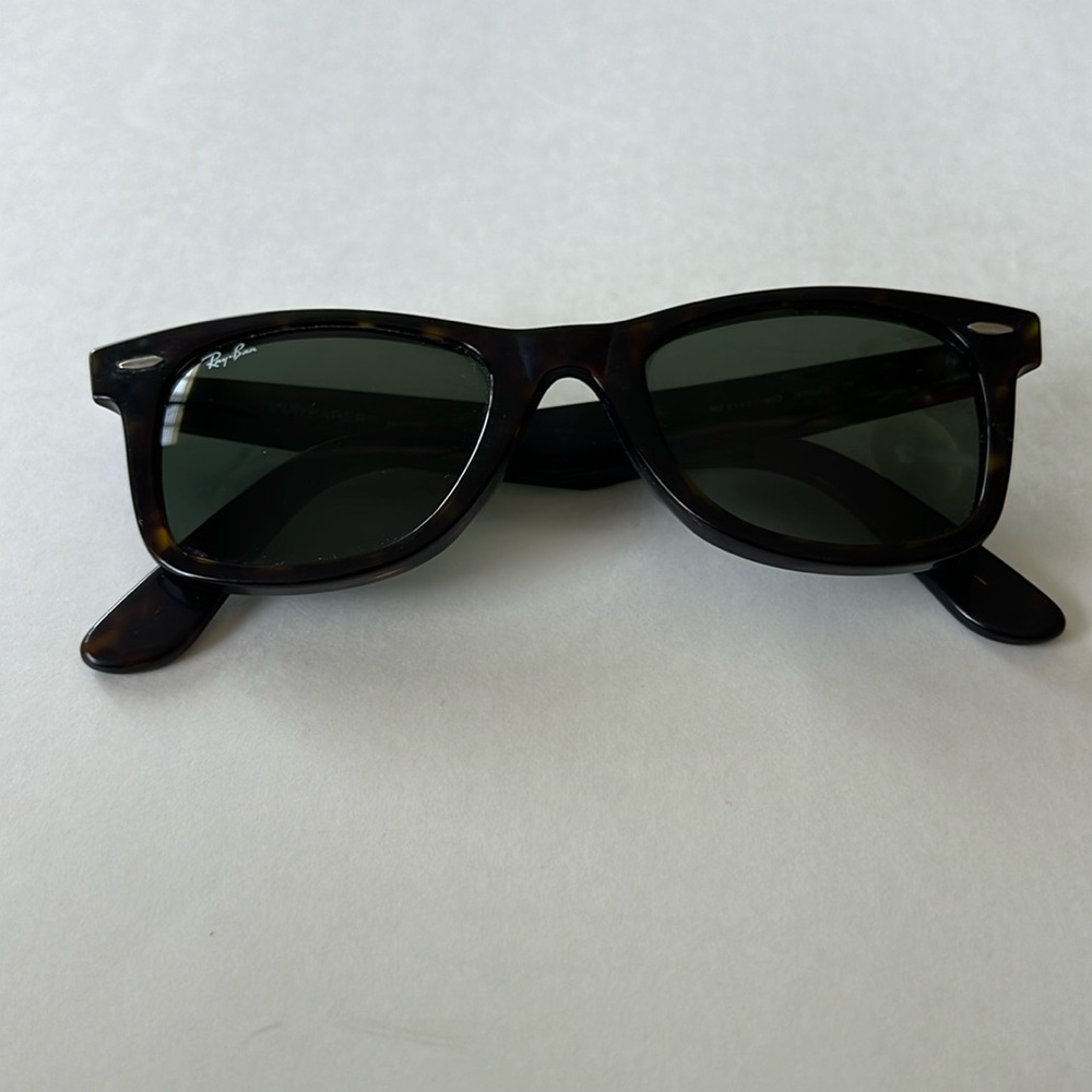 Ray-Ban Wayfarer Sunglasses Tortoise Frame